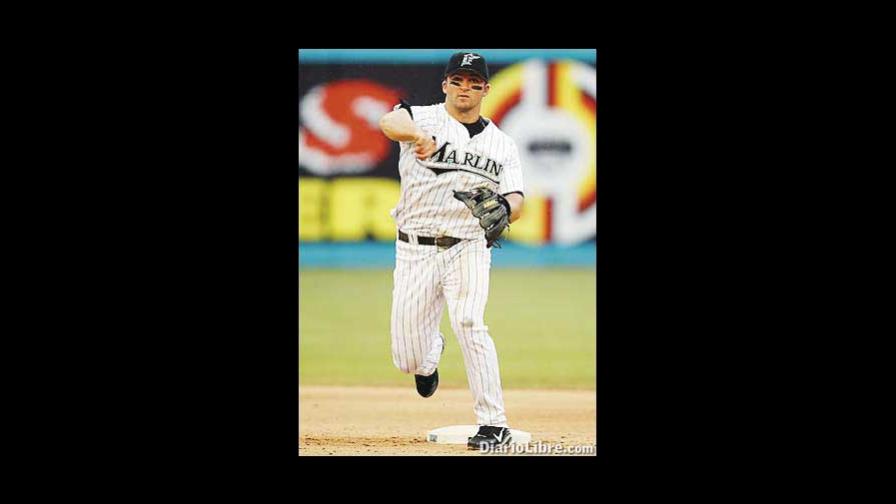 Dan Uggla le gana arbitraje a los Marlins