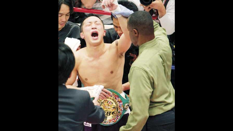 Takahiro Aoh le quita el cetro pluma a Larios