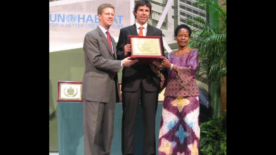Un Techo para mi País recibe premio de la ONU en el día Mundial del Hábitat Un Techo para mi País recibe premio de la ONU en el día Mundial del Hábitat