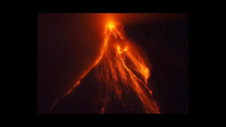 Miles abandonan a pie sus hogares en la zona del volcán Mayon