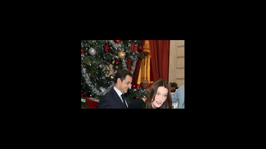 El presidente de Francia, Nicolas Sarkozy y su esposa en la fiesta de Navidad