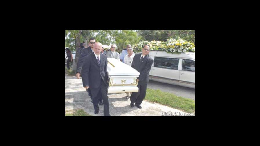 Sepultan restos de Alberto Ramírez
