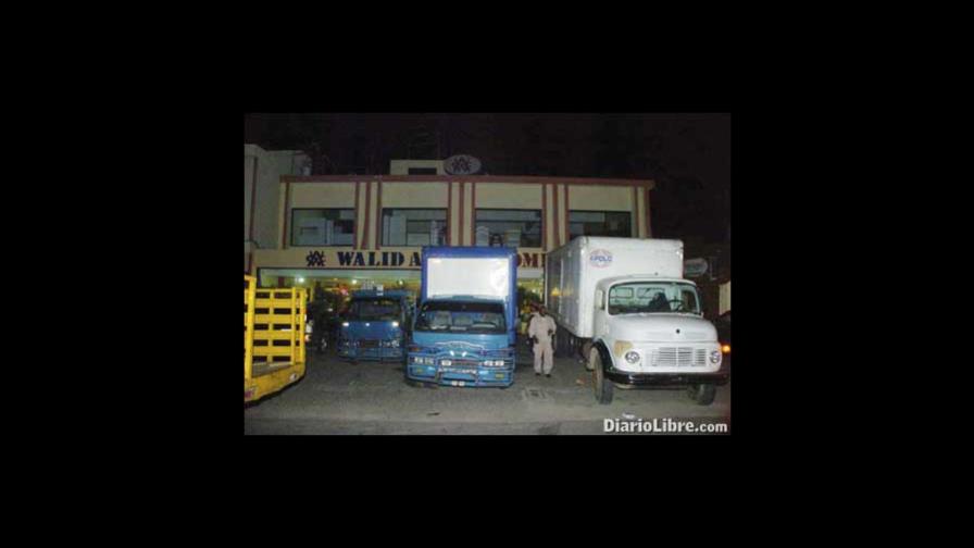 Embargan tienda de muebles W. Attias