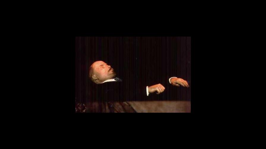 La momia de Lenin expuesta sin traje nuevo debido a la crisis