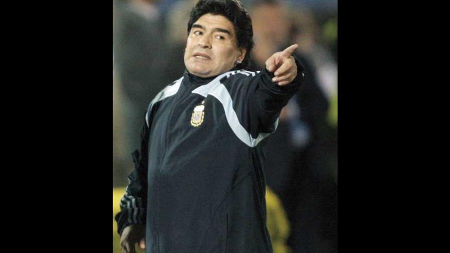 Confiscan aretes a Maradona por deuda