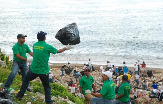 Miles de voluntarios retiran basura de las costas dominicanas