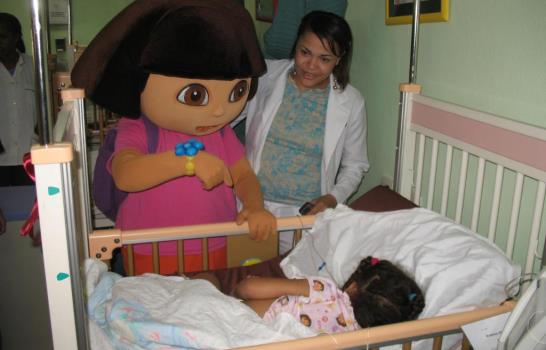 Dora La Exploradora lleva a alegría al Hospital Robert Read Cabral