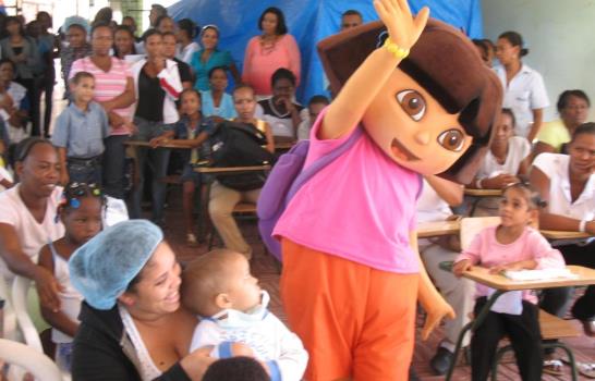 Dora La Exploradora lleva a alegría al Hospital Robert Read Cabral