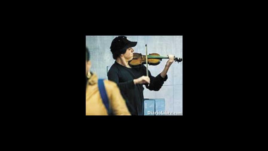 Un músico con un Stradivarius de tres millones en el metro