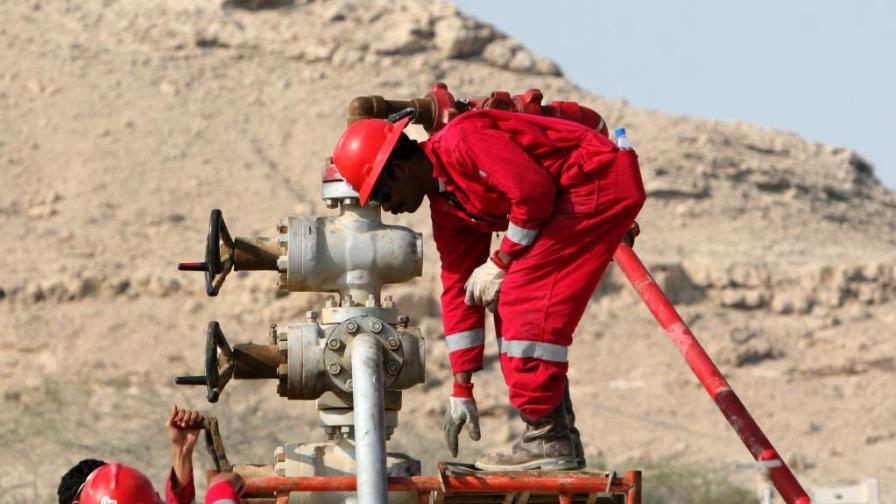 El petróleo oscila en los 50 dólares el barril