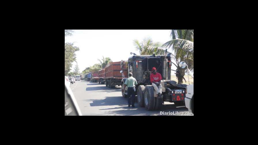 Camioneros dominicanos permiten cruce de productos a Haití