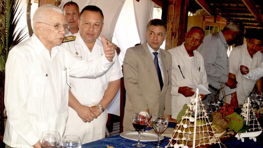 Jefe de la Marina hace reconocimiento a Hombres Ranas