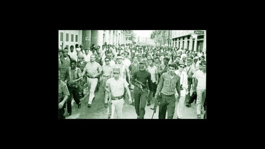 General entregue su pistola, usted está detenido