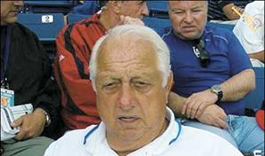 Tom Lasorda preso en pleno juego por Bisonó Jackson