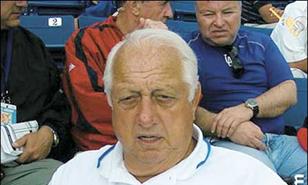 Tom Lasorda preso en pleno juego por Bisonó Jackson