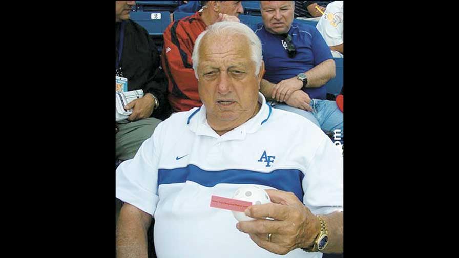 Tom Lasorda preso en pleno juego por Bisonó Jackson Tom Lasorda preso en pleno juego por Bisonó Jackson