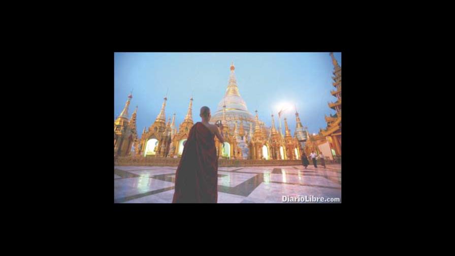 Una pagoda iluminada Una pagoda iluminada