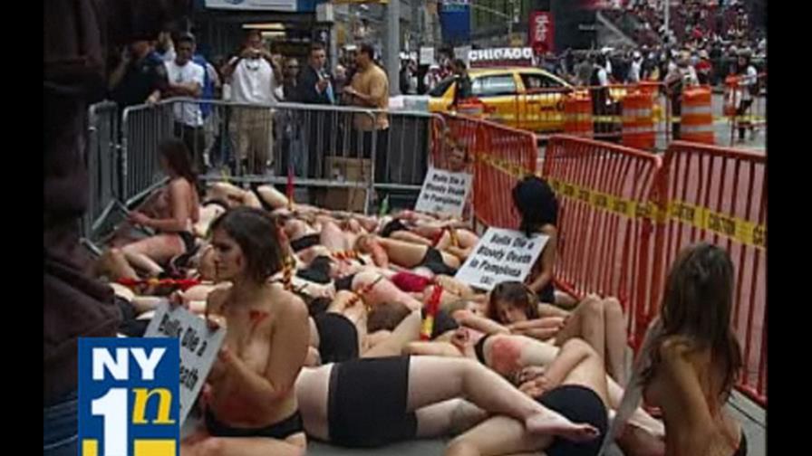 Españoles semi desnudos protestan en Times Square contra corridas de toros en Pamplona