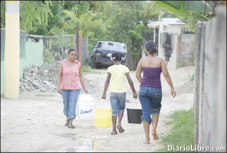 Barrios de la capital siguen afectados por falta de agua - Diario Libre