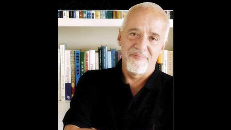 Paulo Coelho publica tres libros en Internet