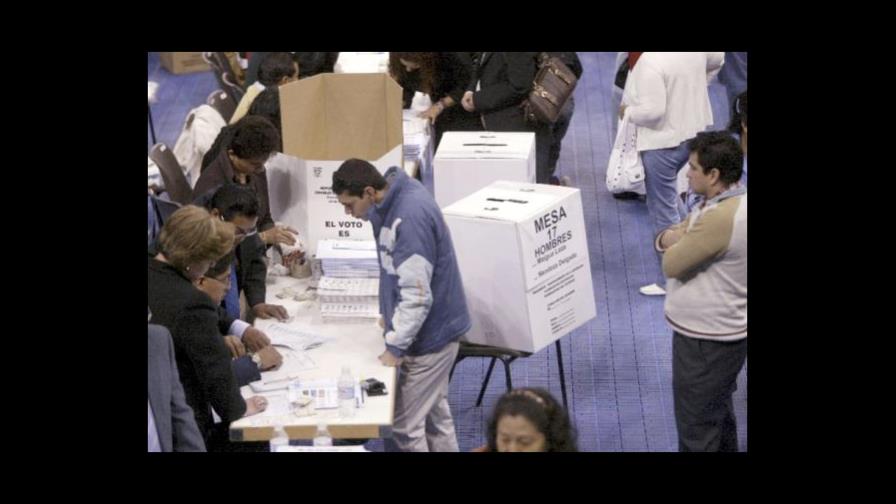 Elecciones generales en Ecuador inician en calma