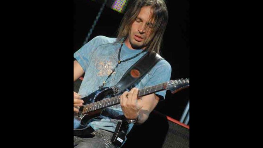 El guitarrista de Maná debuta en solitario con Bendito entre las mujeres