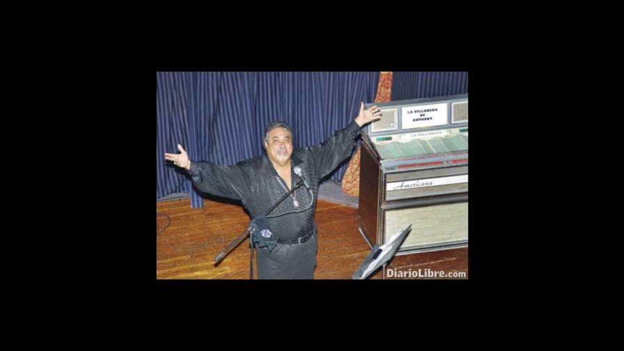 Anthony con orquesta y secretaria