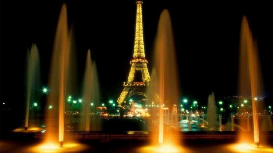 La Torre Eiffel y 200 monumentos de París se unieron al apagón