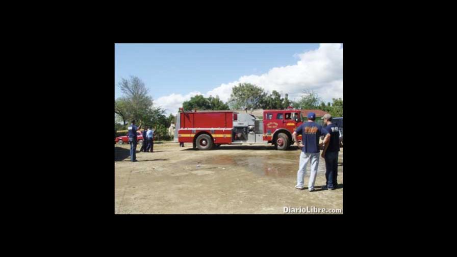 Román Colón dona camión de bomberos