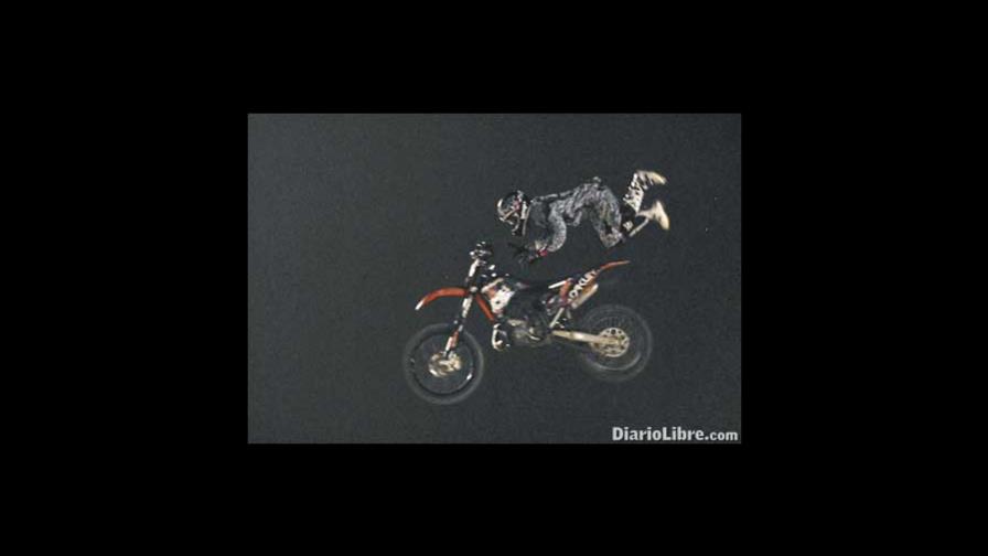 Motos volando son seguidas por 30 mil personas en el Olímpico