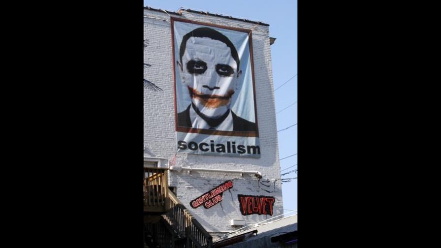 Club nudista pone a Obama como el Guasón