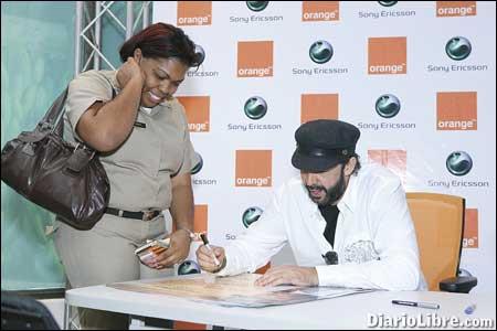 Juan Luis Guerra firma autógrafos en municipio Santo Domingo Este Juan Luis Guerra firma autógrafos en municipio Santo Domingo Este
