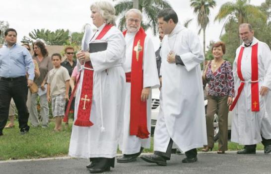 El Padre Alberto se convierte en la atraccion de la Iglesia episcopal -  Diario Libre