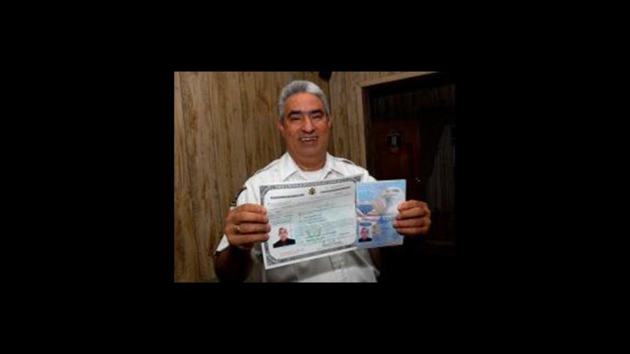 Dominicano espera 17 años para ser ciudadano de EEUU