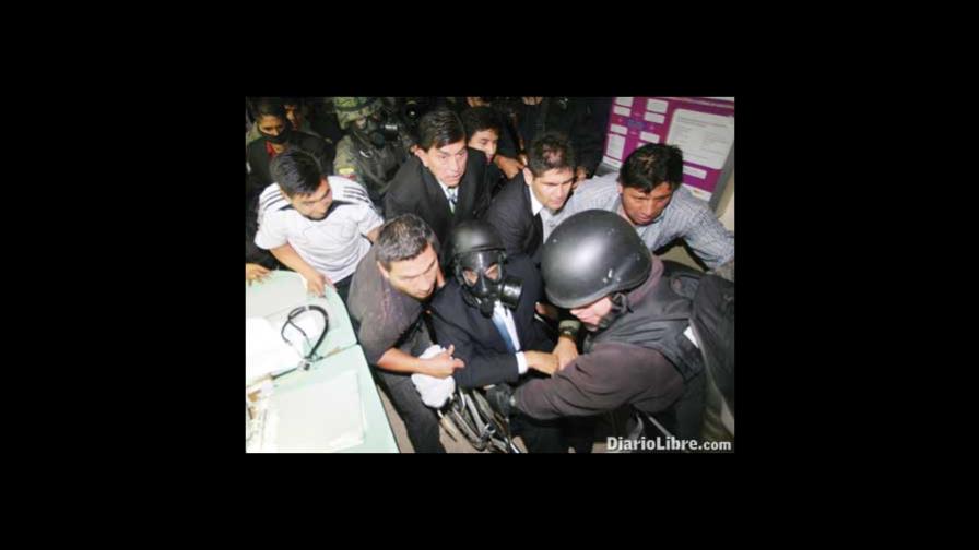 Militares rescatan bajo tiroteo a Rafael Correa