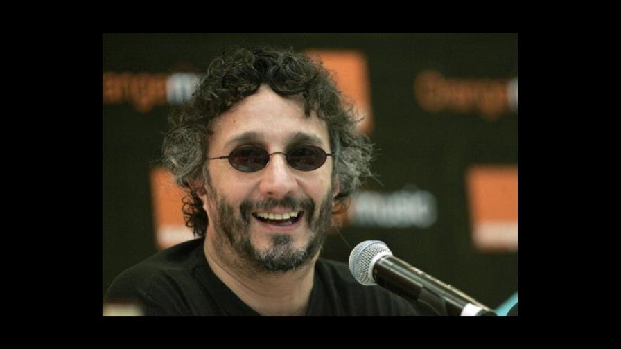 Fito Páez y La nave espacial en estadio de fútbol Casa de España