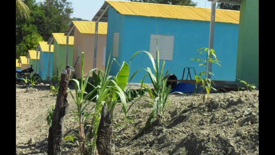 DGDF entrega 12 viviendas a familias pobres en Elías Piña