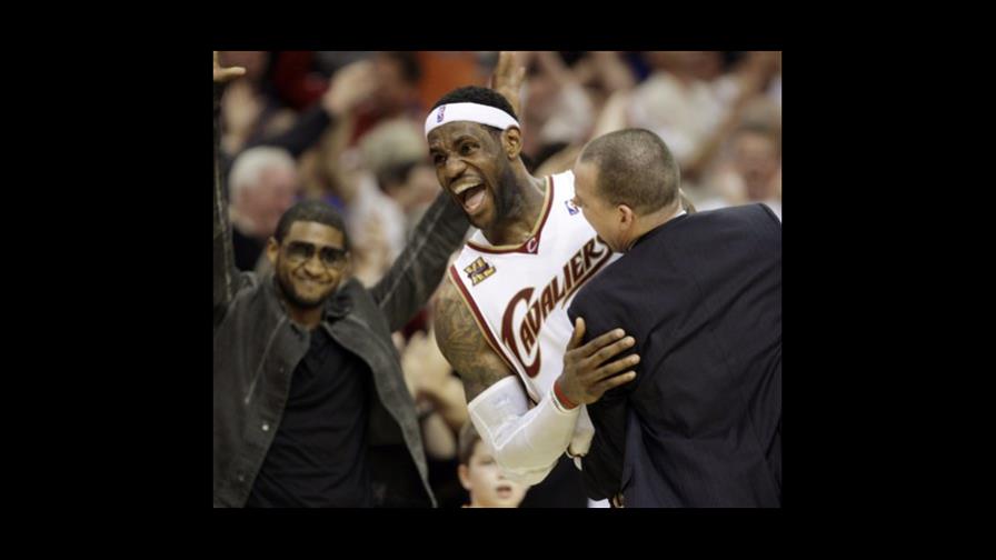 James recibe trofeo al Más Valioso de la NBA