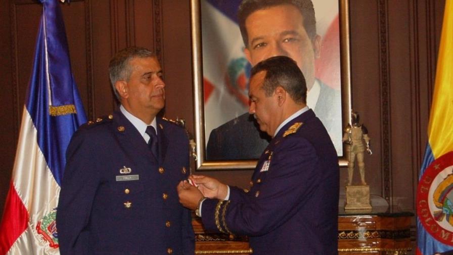 Fuera Aérea Dominicana condecora general colombiano