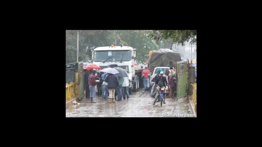 Haitianos impiden el paso de patanas; queman pollos vivos Haitianos impiden el paso de patanas; queman pollos vivos