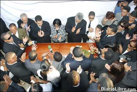 Miles acuden al cementerio para despedir a Luisito Martí Miles acuden al cementerio para despedir a Luisito Martí