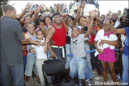 Miles acuden al cementerio para despedir a Luisito Martí Miles acuden al cementerio para despedir a Luisito Martí