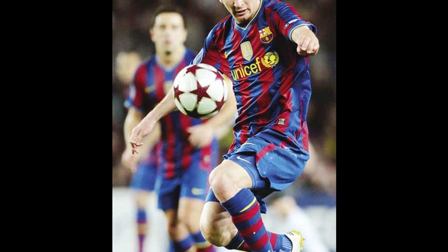 Con cuatro goles, Messi pone al Barça en semifinal