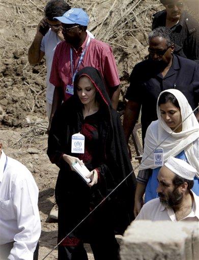 Angelina Jolie visita a damnificados por inundaciones en Pakistán