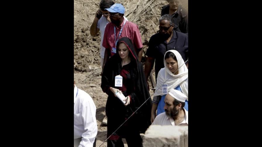 Angelina Jolie visita a damnificados por inundaciones en Pakistán Angelina Jolie visita a damnificados por inundaciones en Pakistán