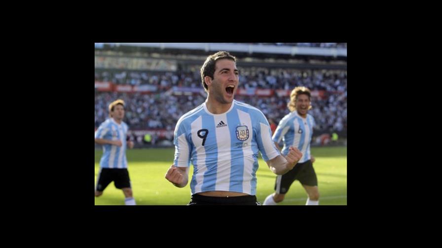 Argentina se luce con goleada 4-1 ante el campeón España