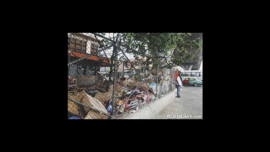 Desorden bajo elevado; invasión espacio público