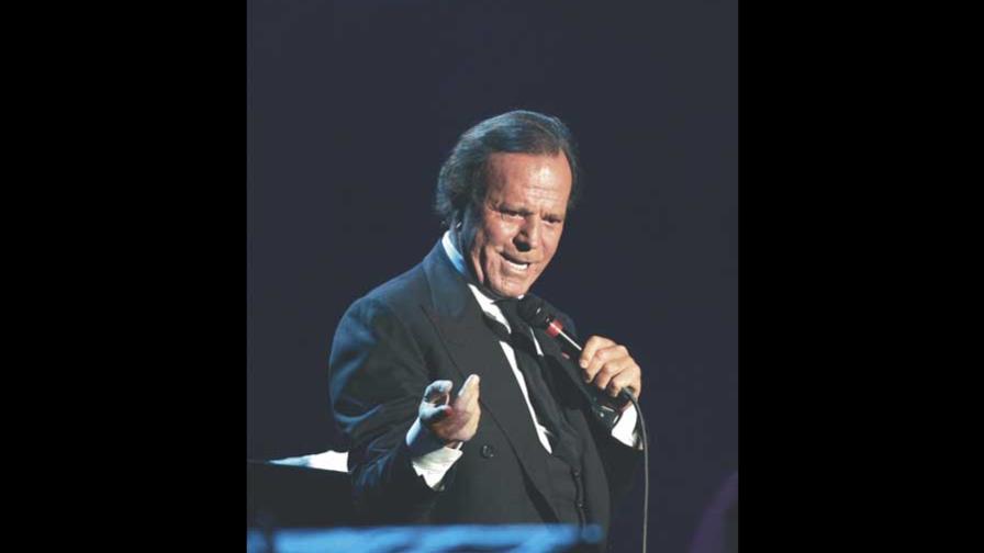 Julio Iglesias regraba material que dice cantó mal