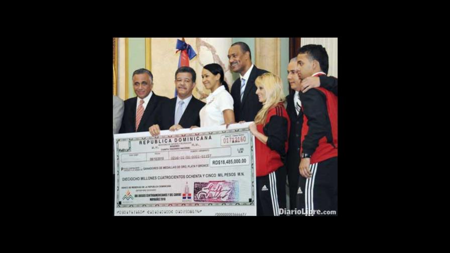 Leonel forró de papeletas a los atletas