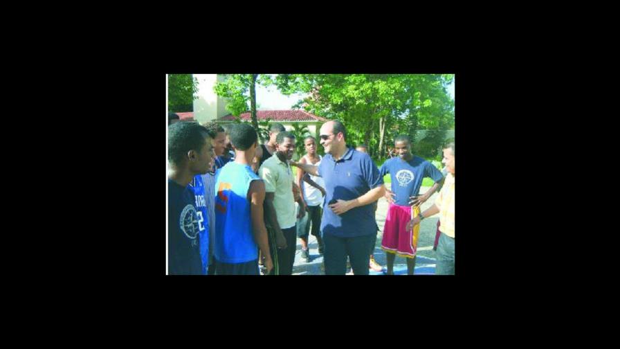 Nieto de Trujillo comparte con jóvenes en San Cristóbal